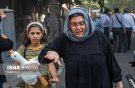 نه فریاد می‌زند، نه اشک می‌ریزد