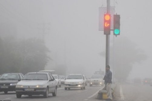 وزش باد خیلی شدید و خیزش موقت گرد و خاک در تهران/کاهش میدان دید در جاده‌ها 