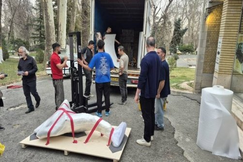 مجسمه «بهمن محصص» از کاخ نیاوران به موزه هنرهای معاصر رفت