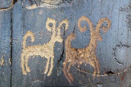 کشف سنگ نگاره‌های باستانی در ارتفاعات جنوب مشهد