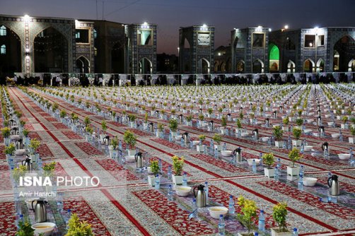 قدمت برپایی سفره افطار در حرم رضوی به دوران صفویان بازمی‌گردد 