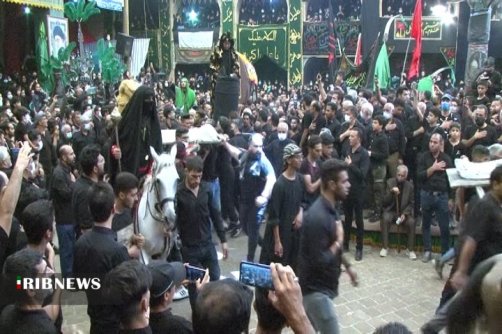 هم زمان با روز عاشورای حسینی نخل گردانی و حرکت نمادین اسرای کربلا در نطنز