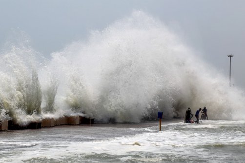 وزش باد شدید و افزایش ارتفاع امواج در شمال و جنوب کشور