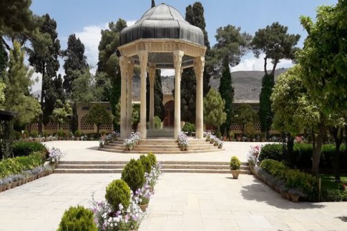 حافظ گفت‌وگوی فرهنگ‌ها و پرهیز از تعصب را می‌آموزد