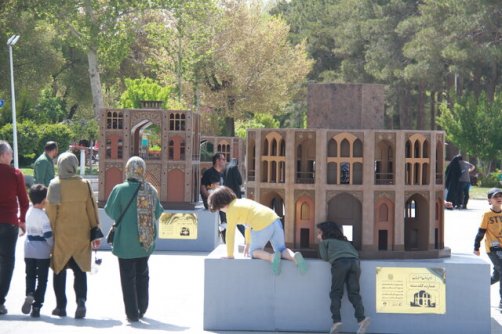 نیمه پنهان یا نیمه تاریک؟!