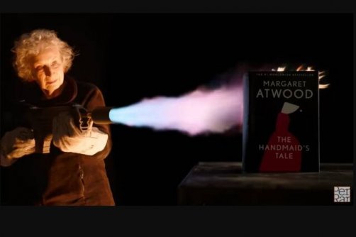 «آتوود» نسخه ضدحریق کتابش را آتش زد