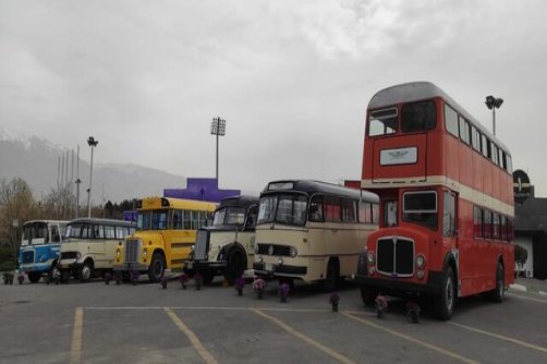 اتوبوس‌های قدیمی میزبان گردشگران نوروزی در برج میلاد