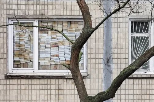 سنگر کتاب‌ علیه بمب در اوکراین