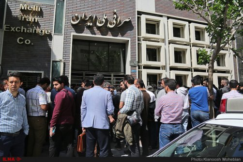 فقط ۱۵ صرافی در تهران صف خرید داشتند/ ثبت ۳ هزار درخواست ارز در سامانه برخط/ تفاوت نرخ آزاد و توافقی 