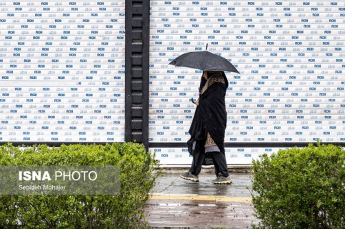 رگبار و رعد و برق در برخی نقاط تهران/ وزش باد و خاک در نیمه جنوبی و غرب