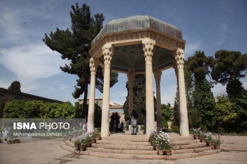 حافظ سنت‌های باستانی و اسلامی ایران را با عرفان و کلام تلفیق کرده است