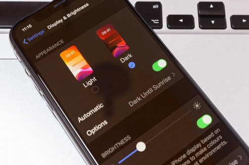 افراد مبتلا به آستیگماتیسم از «حالت تاریک» گوشی استفاده نکنند